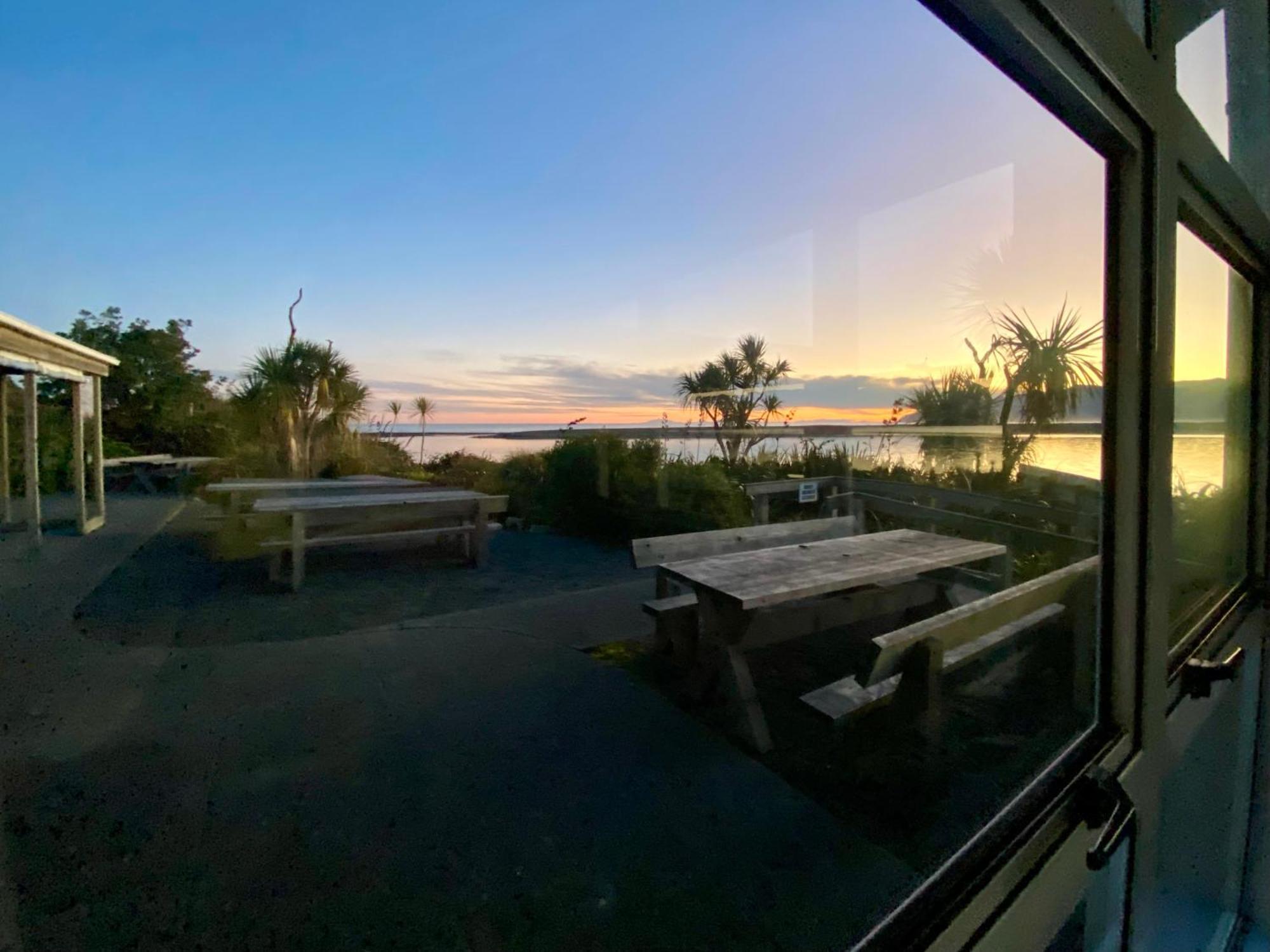 Lake Ferry Hotel Villas Pirinoa Exteriör bild